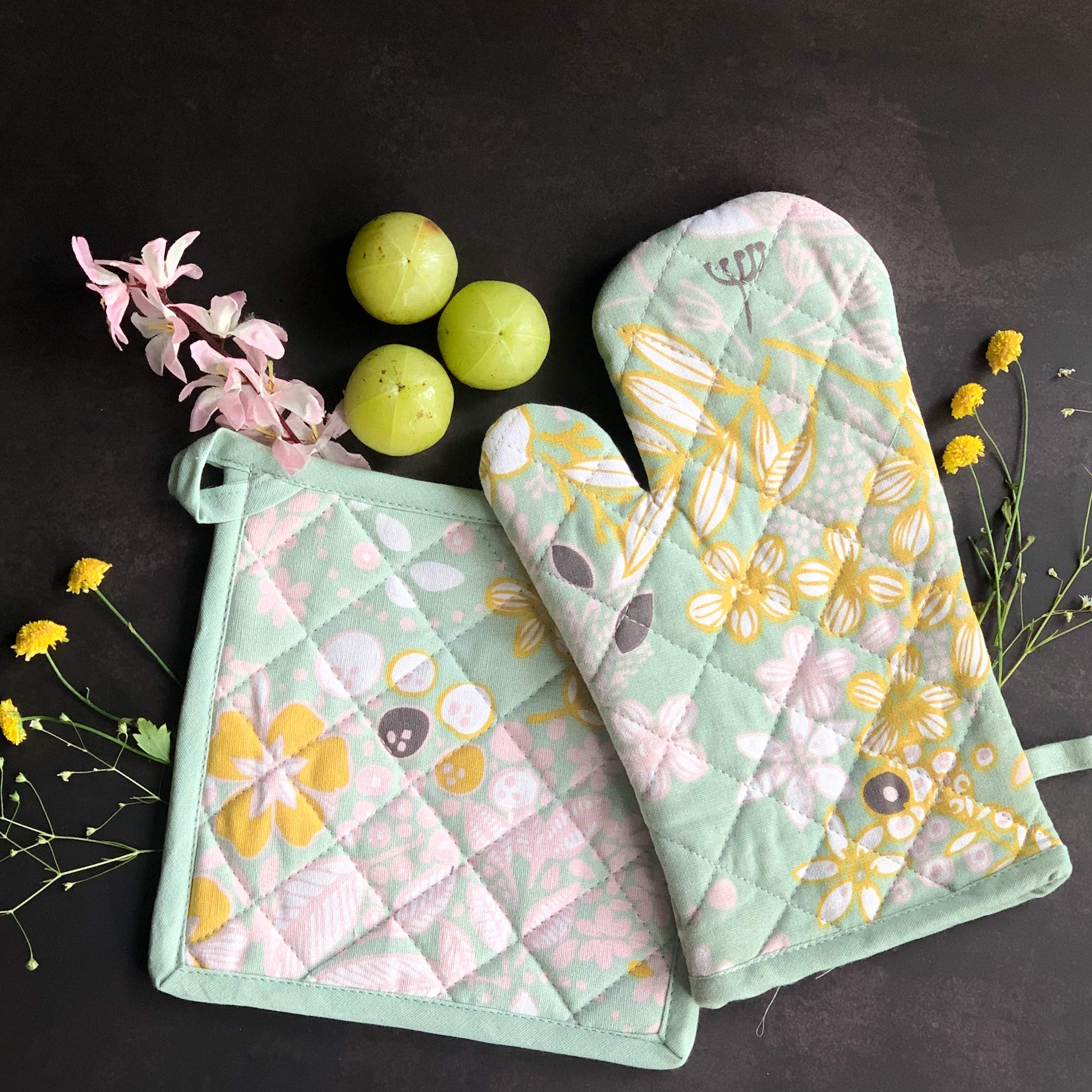 Giftock Printed Cotton Oven Mitten with Pot Holder (Multi)
